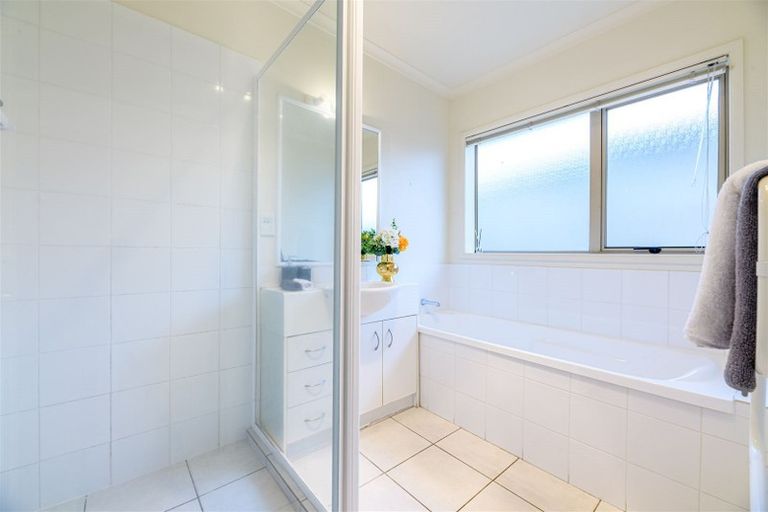 Photo of property in 16 Brookwood Drive, Henderson, Auckland, 0612