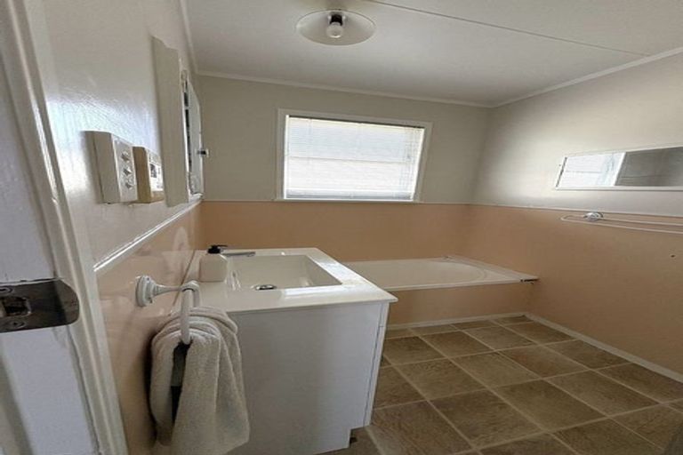 Photo of property in 2 Capella Place, Manurewa, Auckland, 2102