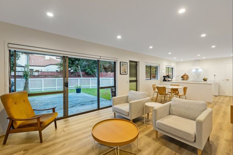 Photo of property in 3/4 Beach Road, Orewa, 0931