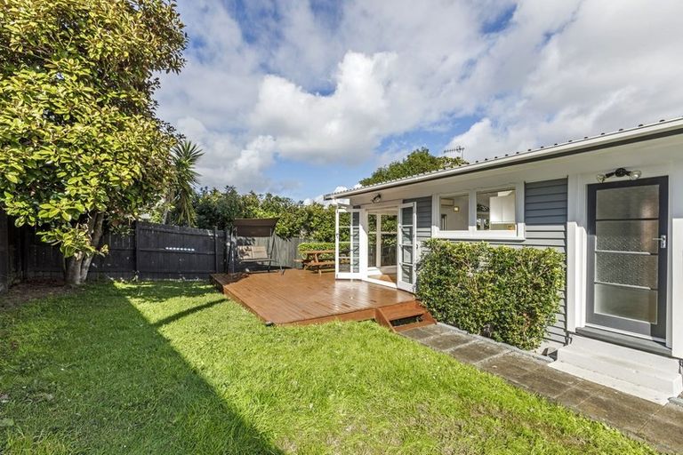 Photo of property in 1/48 Bond Crescent, Forrest Hill, Auckland, 0620