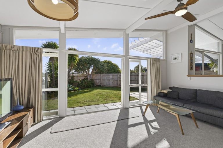 Photo of property in 25 Waiwera Place, Merrilands, New Plymouth, 4312