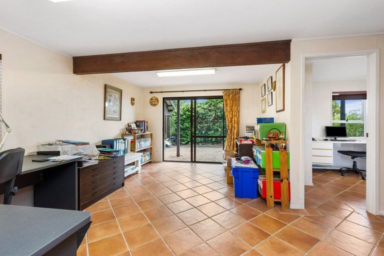 Photo of property in 10 Tusac Place, Totara Vale, Auckland, 0627