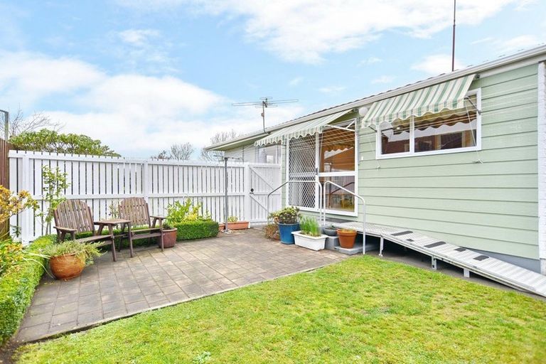 Photo of property in 2/1 Larkhill Place, Russley, Christchurch, 8042