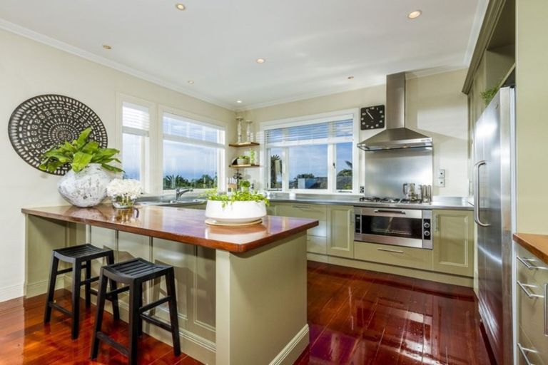 Photo of property in 16 Tiri Road, Milford, Auckland, 0620