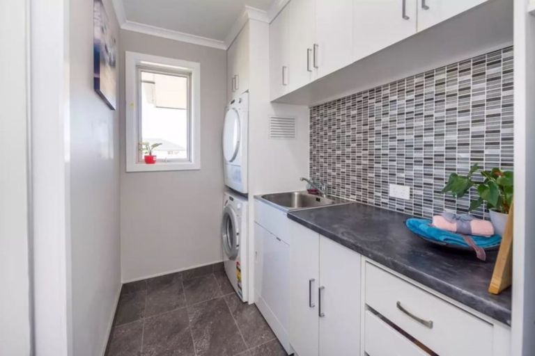 Photo of property in 21 Shillingford Boulevard, Rolleston, 7615