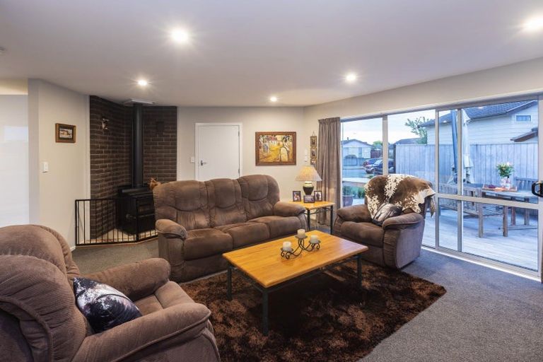 Photo of property in 28 Denniston Crescent, Redwood, Christchurch, 8051