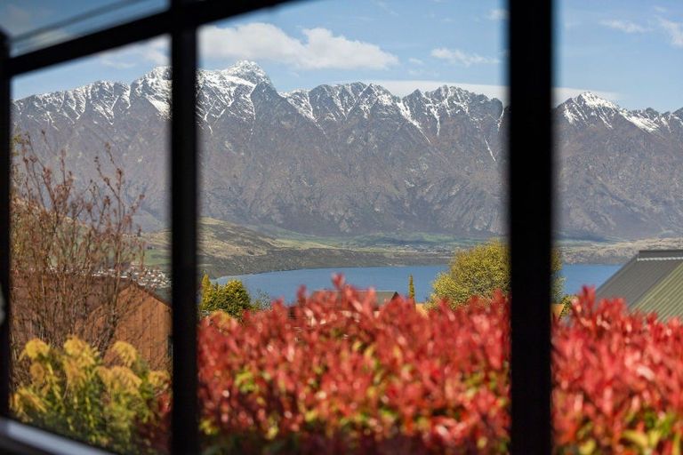 Photo of property in 9 Greenstone Place, Fernhill, Queenstown, 9300