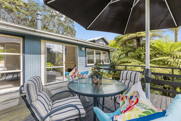 Photo of property in 22 Harrybrook Road, Green Bay, Auckland, 0604
