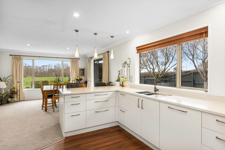 Photo of property in 92 Willowview Drive, Redwood, Christchurch, 8051