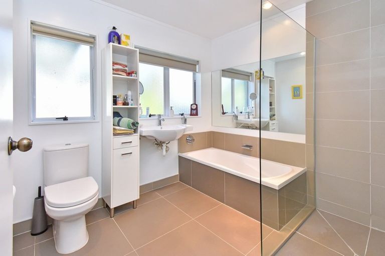 Photo of property in 2/10 Kenwick Place, Burswood, Auckland, 2013