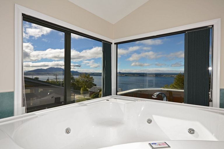 Photo of property in 82 Wakeman Road, Acacia Bay, Taupo, 3330