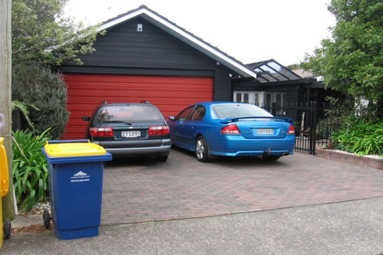 Photo of property in 76 Tauhinu Road, Greenhithe, Auckland, 0632