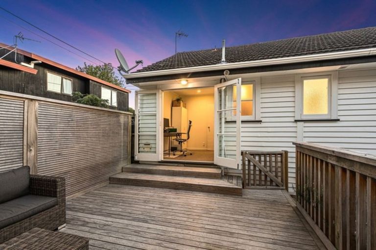 Photo of property in 12 Arahoe Road, New Lynn, Auckland, 0600