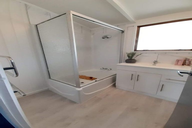 Photo of property in 60 Norana Road, Timberlea, Upper Hutt, 5018