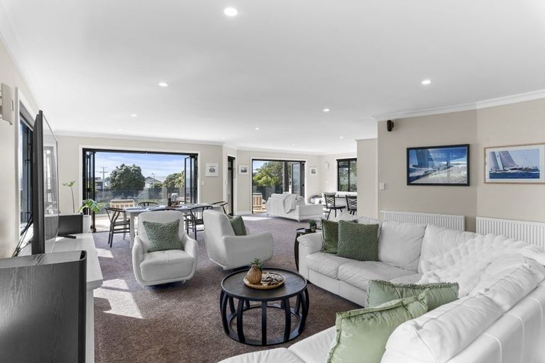 Photo of property in 1 Arden Place, Oakura, 4314