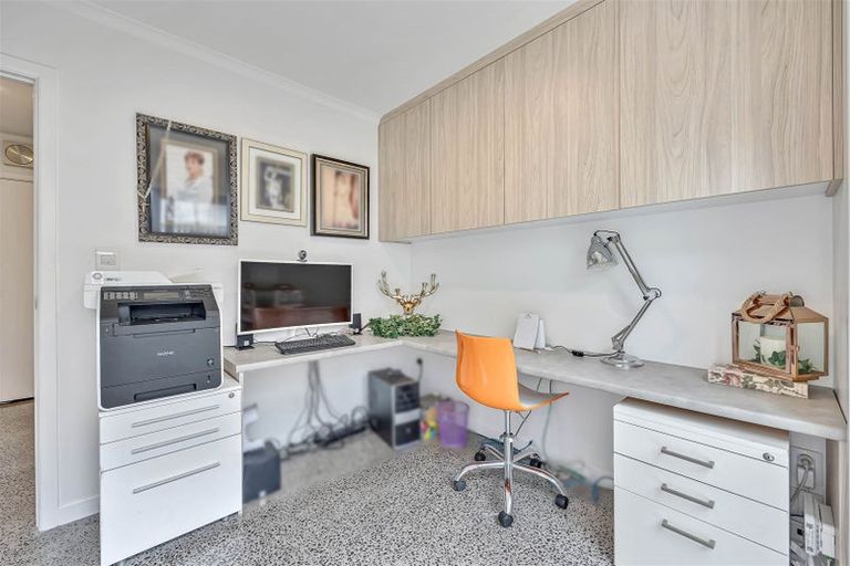 Photo of property in 8 Mansion Court, West Harbour, Auckland, 0618