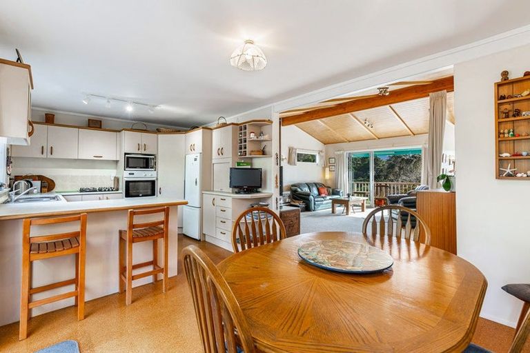 Photo of property in 22 Opanuku Road, Henderson Valley, Auckland, 0612