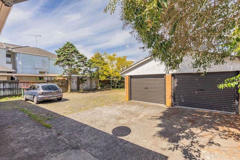 Photo of property in 24 Ocean View Road, Northcote, Auckland, 0627