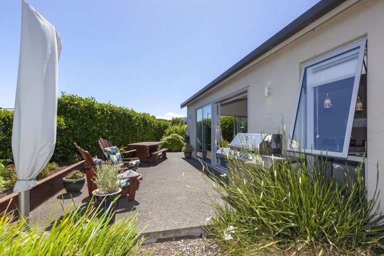 Photo of property in 2 Te Heke Place, Waikanae, 5036