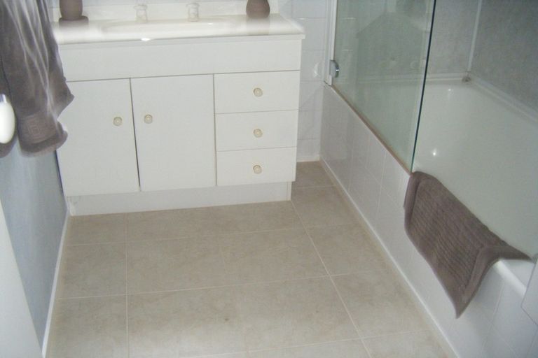 Photo of property in 8a The Rosebowl, Sunnyhills, Auckland, 2010