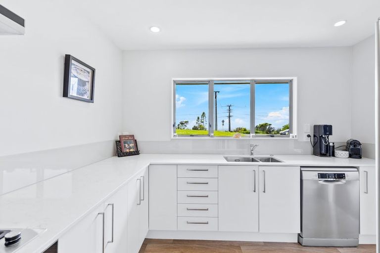 Photo of property in 1/1032 East Coast Road, Fairview Heights, Auckland, 0630