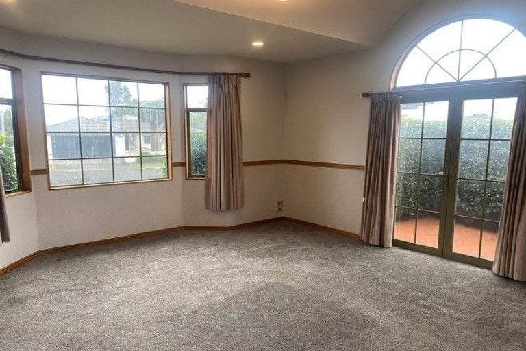 Photo of property in 11 Shelter Grove, Frankleigh Park, New Plymouth, 4310