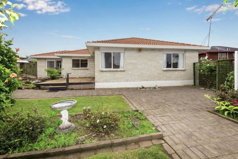 Photo of property in 2/27 Channing Crescent, Botany Downs, Auckland, 2010