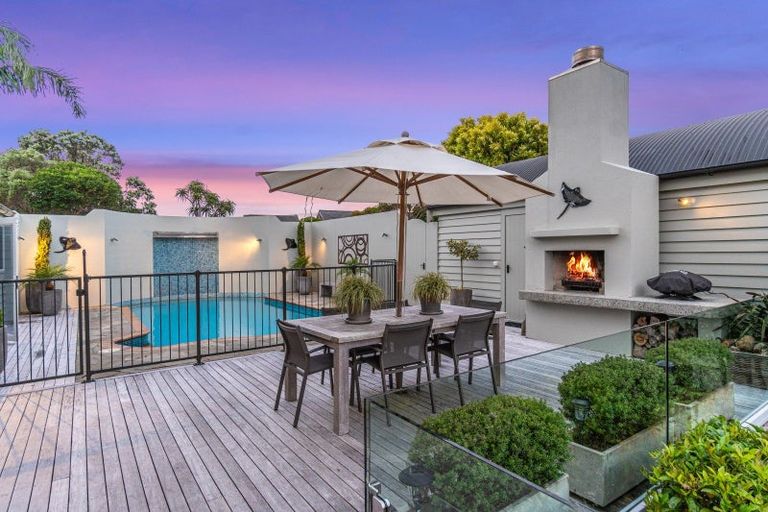 Photo of property in 2 Puriri Place, Sandspit, Warkworth, 0982