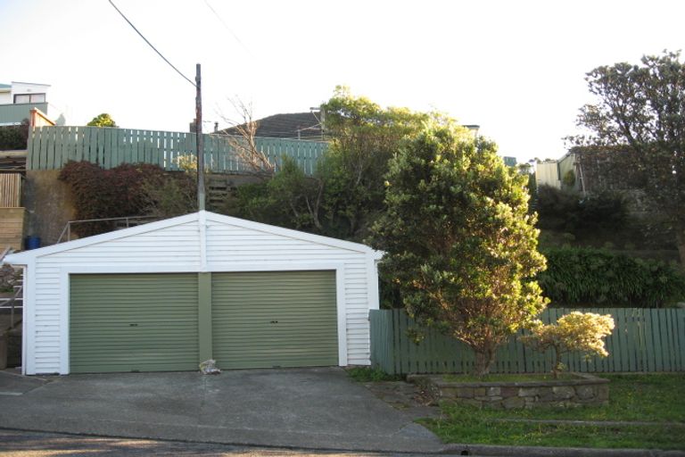 Photo of property in 18 Lyndfield Lane, Newlands, Wellington, 6037