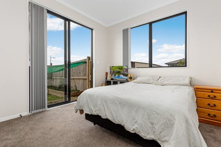 Photo of property in 2 Poutawa Lane, Clarks Beach, 2122