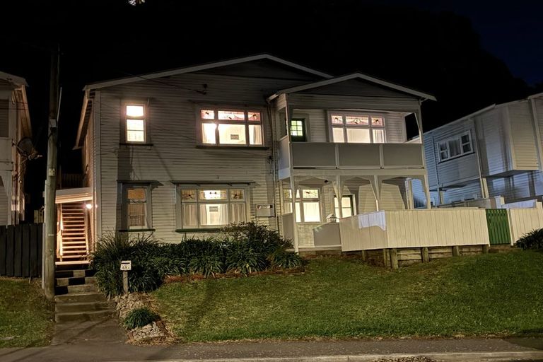 Photo of property in 48 Queens Drive, Lyall Bay, Wellington, 6022