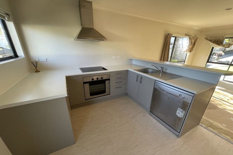 Photo of property in 21 Lantana Road, Green Bay, Auckland, 0604