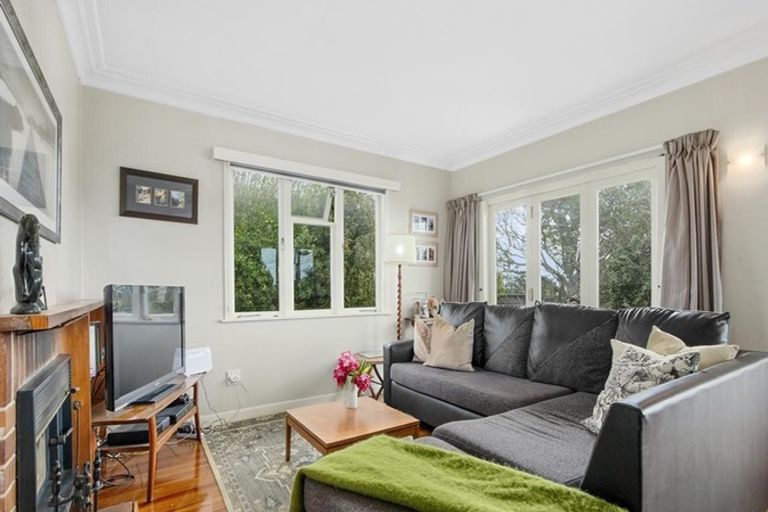 Photo of property in 298 East Coast Road, Forrest Hill, Auckland, 0620