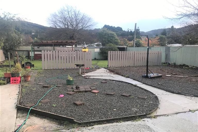 Photo of property in 29 Wainuiomata Road, Wainuiomata, Lower Hutt, 5014
