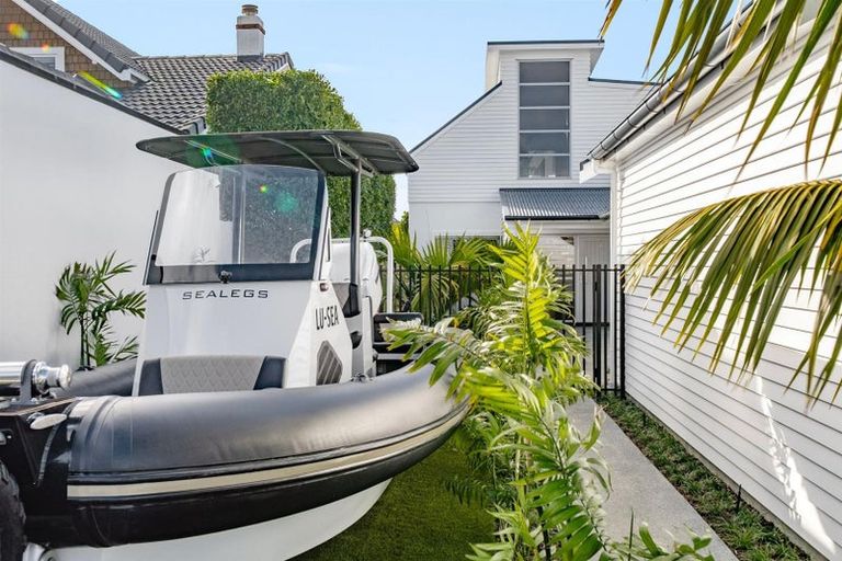 Photo of property in 5 Holiday Road, Milford, Auckland, 0620