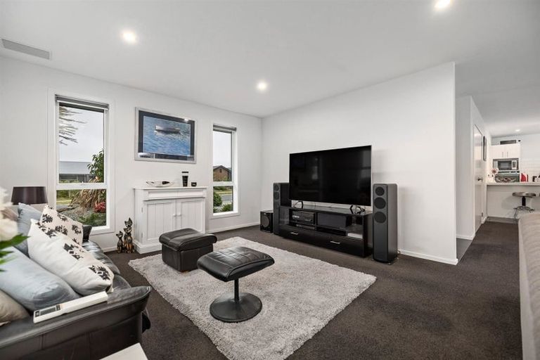 Photo of property in 43 Kingfisher Crescent, Albert Town, Wanaka, 9305
