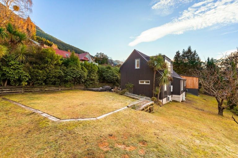 Photo of property in 32 Evergreen Place, Sunshine Bay, Queenstown, 9300