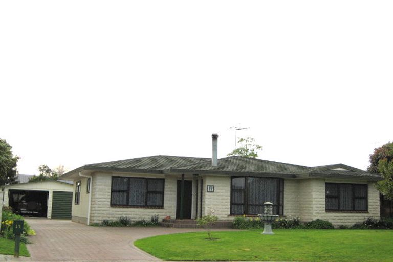 Photo of property in 17 Deakin Place, Clive, 4102