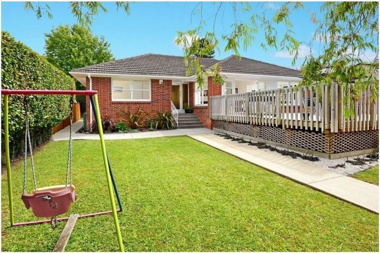 Photo of property in 26 Lynden Avenue, Hillcrest, Auckland, 0627