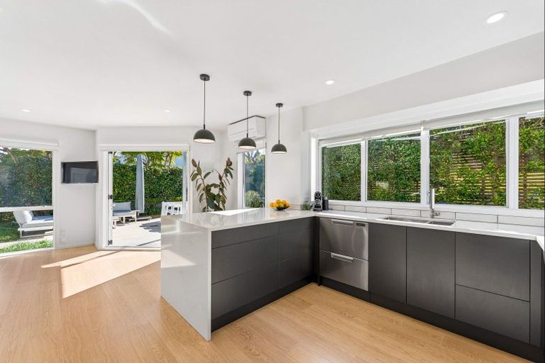 Photo of property in 15b Wilding Avenue, Northcote Point, Auckland, 0627