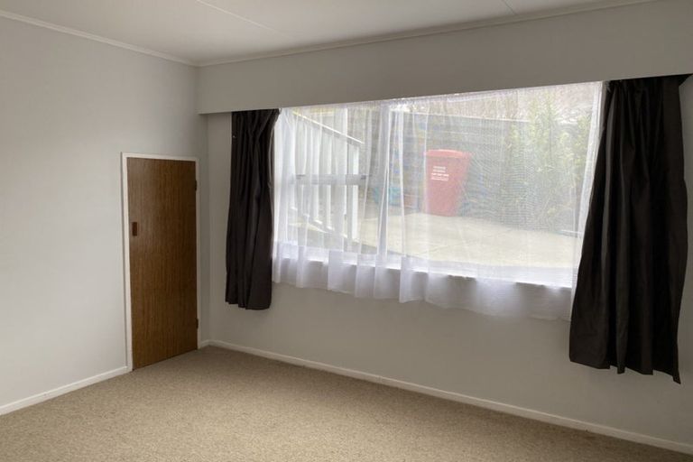 Photo of property in 4 Hillview Crescent, Paparangi, Wellington, 6037