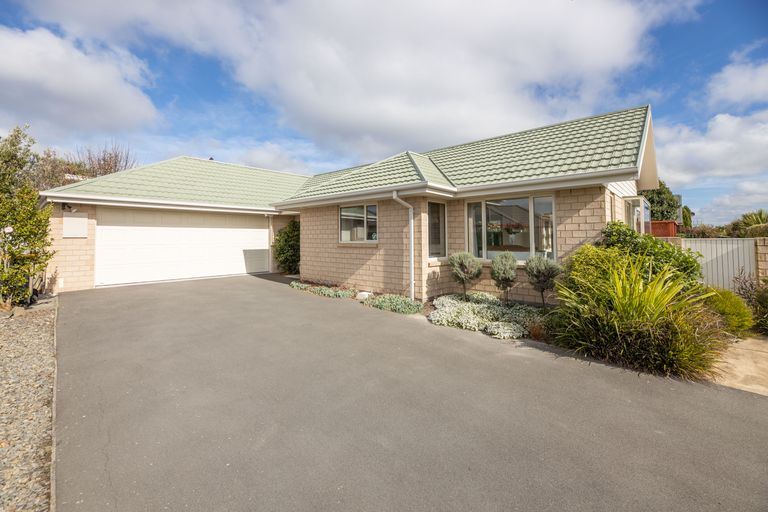 Photo of property in 10 Harrys Way, Redwood, Christchurch, 8051