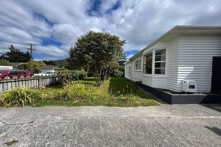 Photo of property in 4 Gibbs Crescent, Wainuiomata, Lower Hutt, 5014