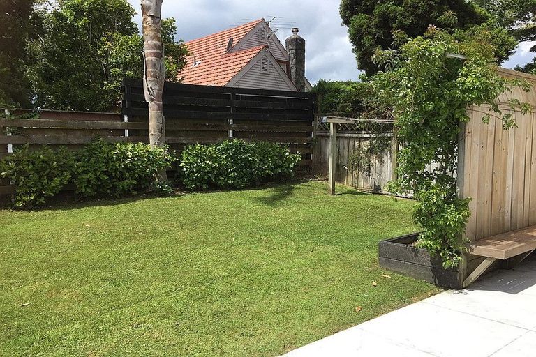 Photo of property in 2/23 Bevyn Street, Castor Bay, Auckland, 0620