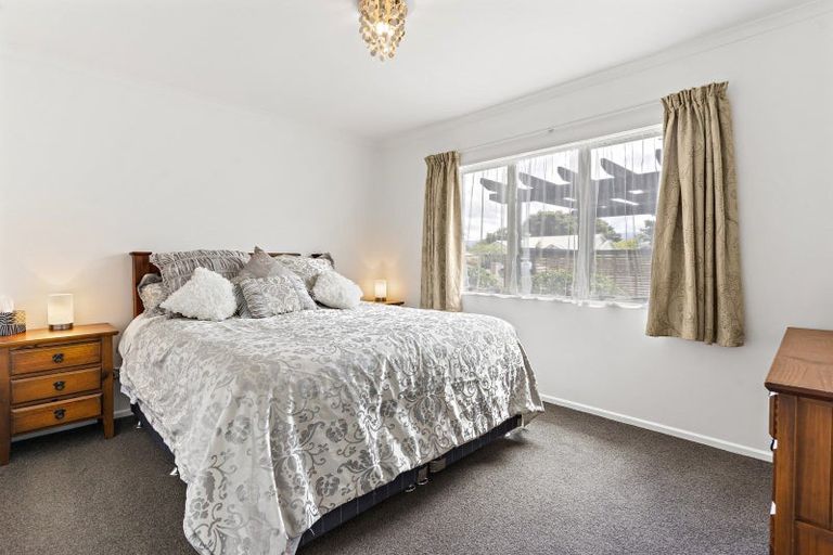 Photo of property in 2 Daffodil Grove, Carterton, 5713