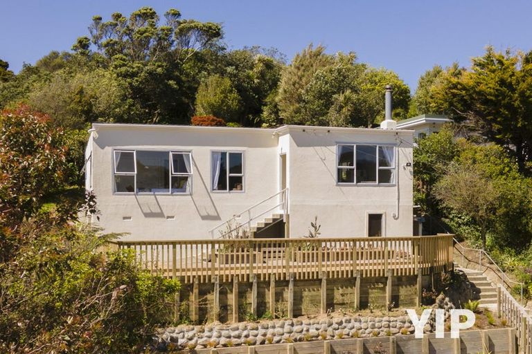 Photo of property in 7 Wakely Road, Newlands, Wellington, 6037