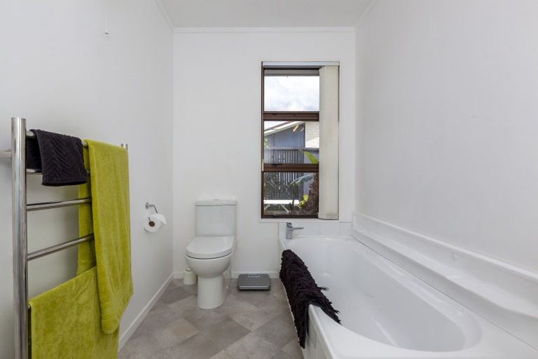 Photo of property in 15a Rosebank Grove, Waikanae, 5036