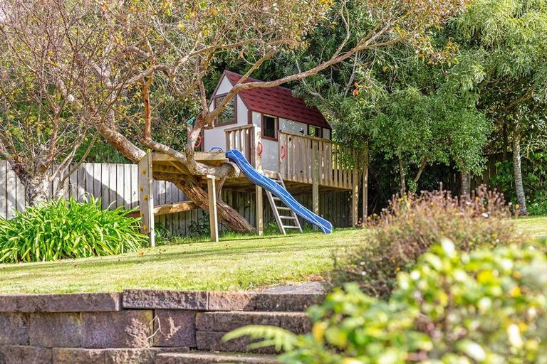 Photo of property in 68 Kiwi Crescent, Tawa, Wellington, 5028