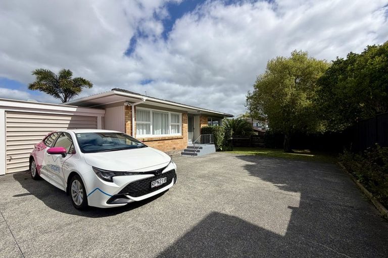 Photo of property in 2/7 Knightsbridge Drive, Forrest Hill, Auckland, 0620