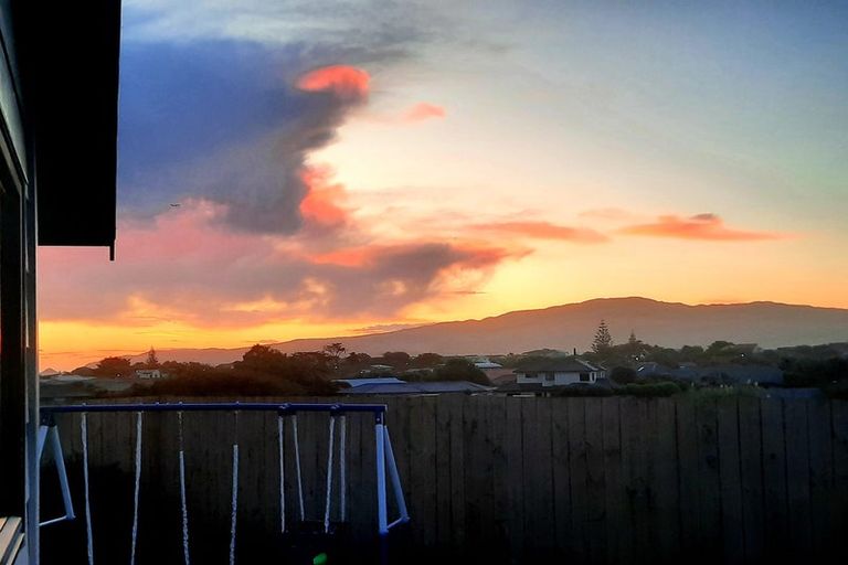 Photo of property in 65 Queens Road, Waikanae Beach, Waikanae, 5036